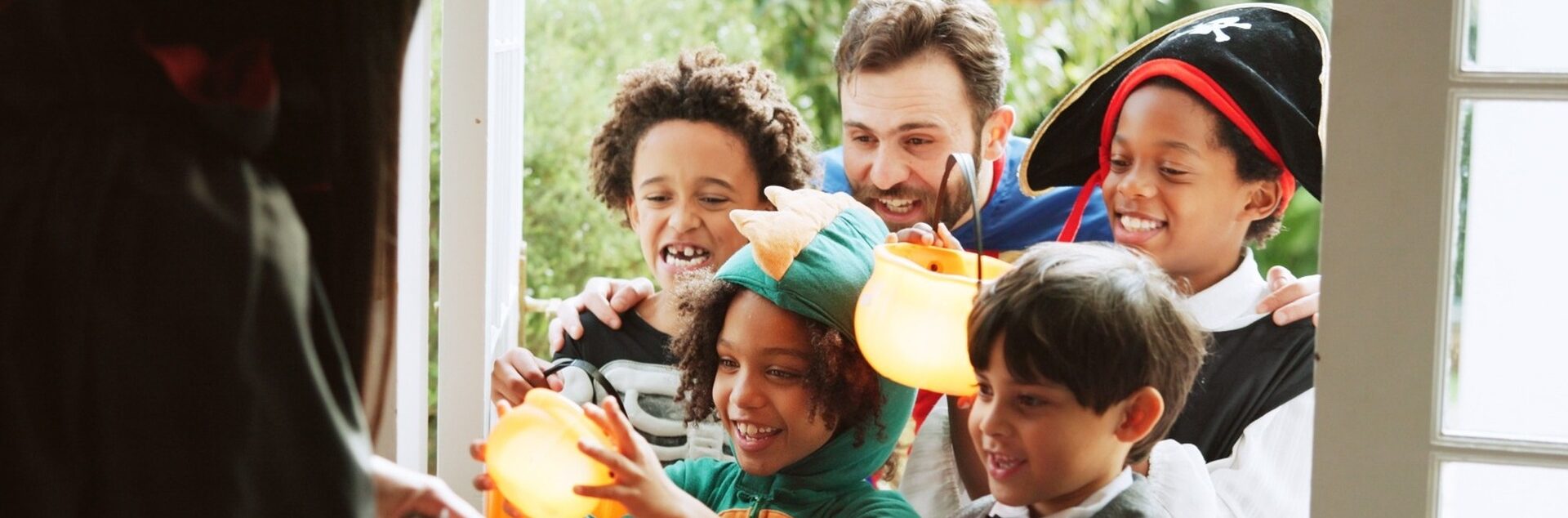 A family trick-or-treating.